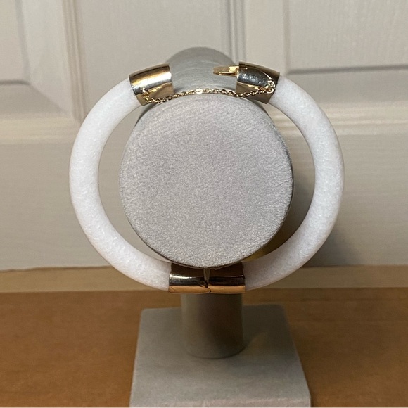 Vintage White Peking Glass Gold Tone Bracelet - Picture 3 of 10